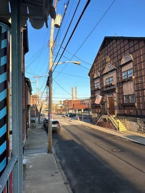 Unique Artsy 2 Bdrm Apt 1.5 mi from Downtown Apartment in Pittsburgh