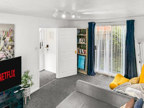 New Manchester Getaway Home - Free Gated Parking with Fob Apartment in Salford