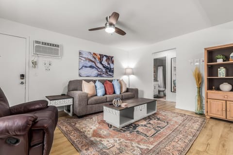 Bright & Spacious 2 Bedroom, Quiet Apartment in Mount Clemens