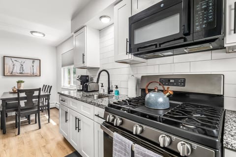 Bright & Spacious 2 Bedroom, Quiet Apartment in Mount Clemens