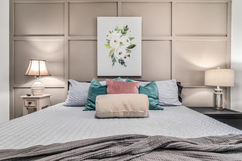 Bright & Spacious 2 Bedroom, Quiet Apartment in Mount Clemens