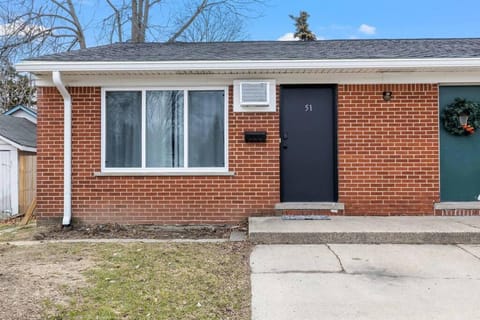 Quiet & Cozy End Unit Near Downtown Mount Clemens Apartment in Mount Clemens