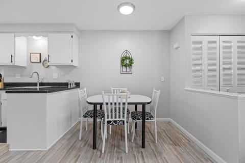 Quiet & Cozy End Unit Near Downtown Mount Clemens Apartment in Mount Clemens