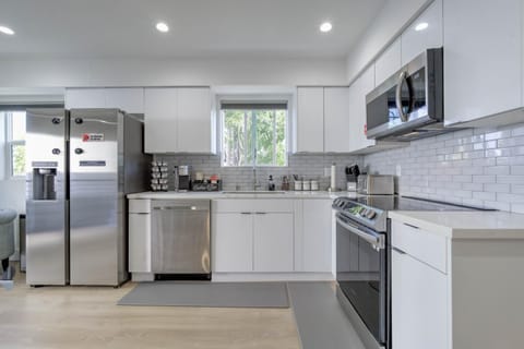 Coffee/tea facilities, Kitchen or kitchenette, dishwasher, minibar, oven, pet friendly, stove, toaster
