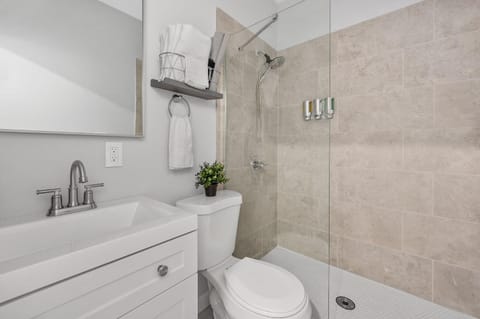 Shower, Toilet, Bathroom, towels