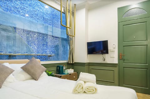 Bed, TV and multimedia, Photo of the whole room, Bedroom, towels