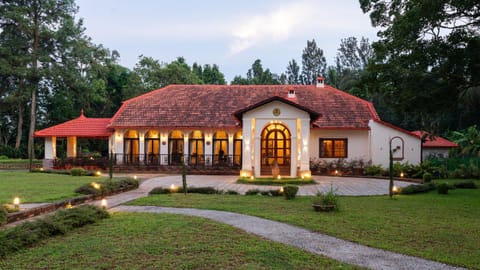 Property building, Staff, Facade/entrance, Spring, Day, Natural landscape, Game Room, Garden, Lobby or reception, Seating area, Bedroom, Garden view, Breakfast, Lunch, Dinner, children, young children, older children, Parking, fireplace
