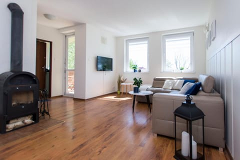 Patio, Garden, View (from property/room), Balcony/Terrace, Landmark view, River view, Street view, furniture, locker, kitchen