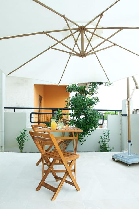 Property building, Patio, Summer, Balcony/Terrace