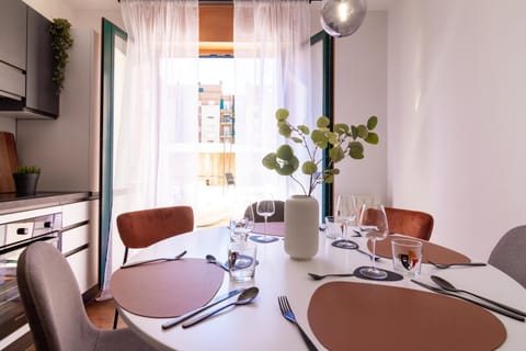 Kitchen or kitchenette, Dining area