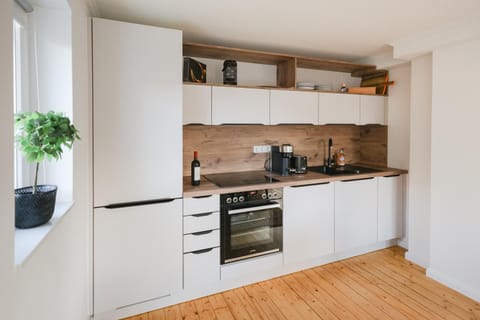 Coffee/tea facilities, Kitchen or kitchenette, dishwasher, oven, stove, toaster