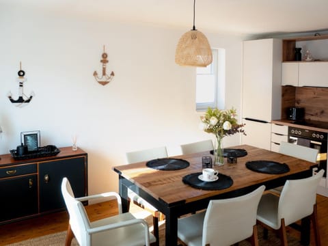 Kitchen or kitchenette, Dining area, stove