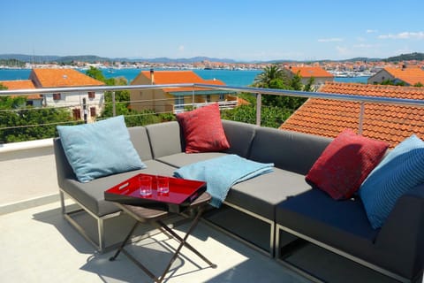 Day, Natural landscape, View (from property/room), Balcony/Terrace, Balcony/Terrace, Seating area, Sea view