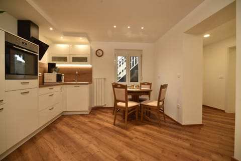 Coffee/tea facilities, Kitchen or kitchenette, Dining area, dishwasher, minibar, pet friendly, stove