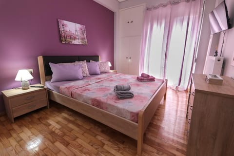 Bed, TV and multimedia, Photo of the whole room, Bedroom, towels