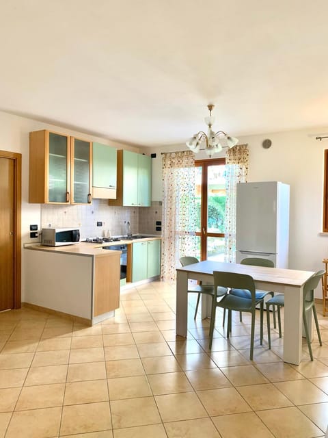 Kitchen or kitchenette, Dining area, minibar, pet friendly
