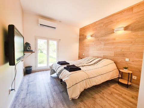 Bed, TV and multimedia, Photo of the whole room, Bedroom, towels, air conditioner