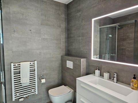 New Spacious Two Bedroom Center with Parking, near Public Transport Apartment in Luxembourg