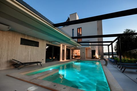 Property building, Patio, Day, Pool view, Swimming pool, sunbed