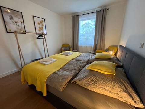 Bed, Photo of the whole room, Bedroom, towels