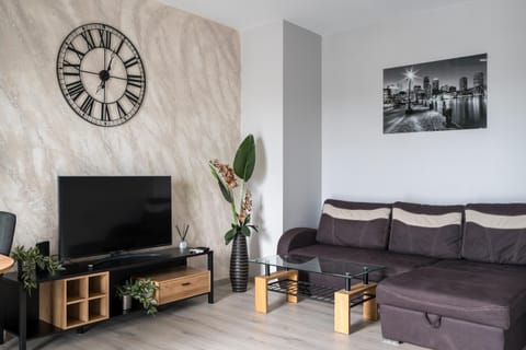 Communal lounge/ TV room, TV and multimedia, Living room, Seating area, Evening entertainment