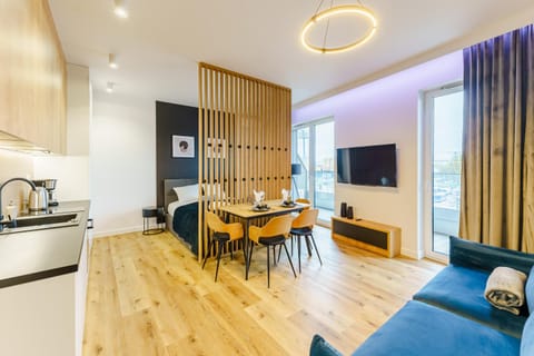 TV and multimedia, Kitchen or kitchenette, Living room, Seating area, Dining area