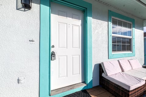 2bd 2ba Sandy Beach W 3Mins to Beach Pool Apartment in Indian Rocks Beach