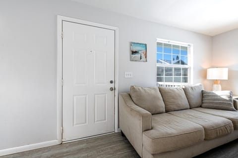 2bd 2ba Sandy Beach W 3Mins to Beach Pool Apartment in Indian Rocks Beach