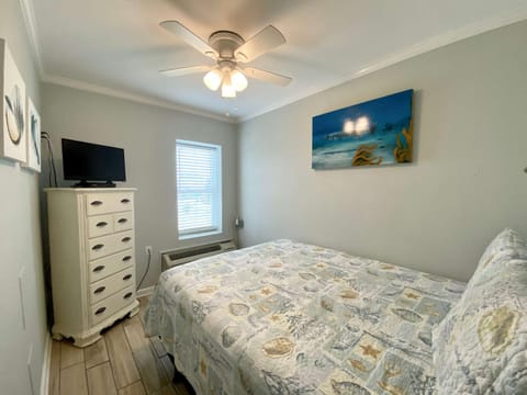 Beachview 216 by ALBVR - Studio in the heart of it all, just steps to the beach and Hangout! House in West Beach