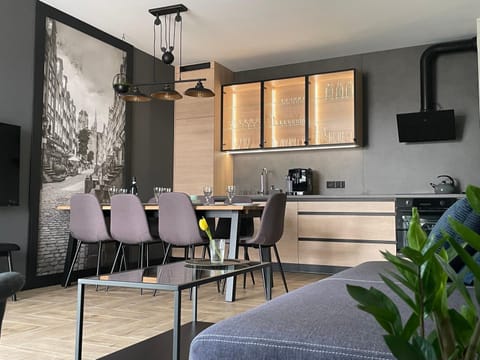 Communal lounge/ TV room, Kitchen or kitchenette, Living room, microwave, oven, stove