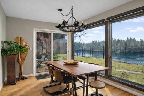 River Forest Retreat House in Lake Oswego