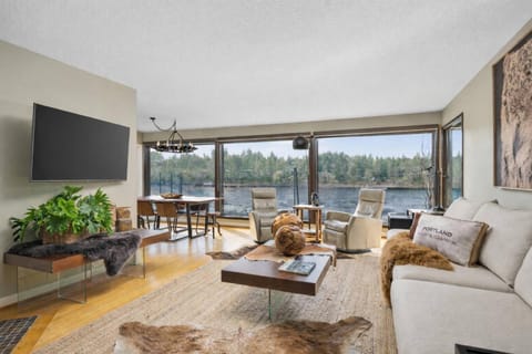 River Forest Retreat House in Lake Oswego