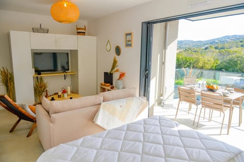 Communal lounge/ TV room, Bed, TV and multimedia, View (from property/room), Balcony/Terrace, Living room, Seating area, Dining area