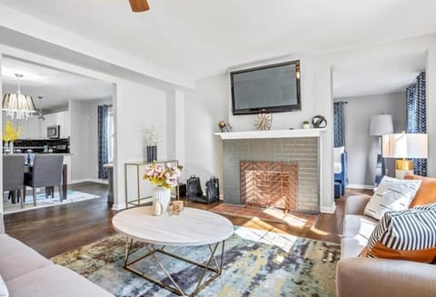 TV and multimedia, Living room, Seating area, Evening entertainment