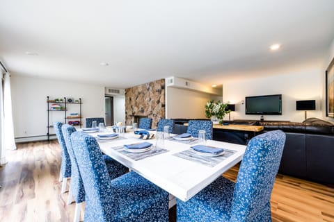 Communal lounge/ TV room, TV and multimedia, Living room, Seating area, Dining area, Evening entertainment