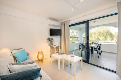 TV and multimedia, View (from property/room), Balcony/Terrace, Living room, Seating area, Dining area, Sea view, air conditioner