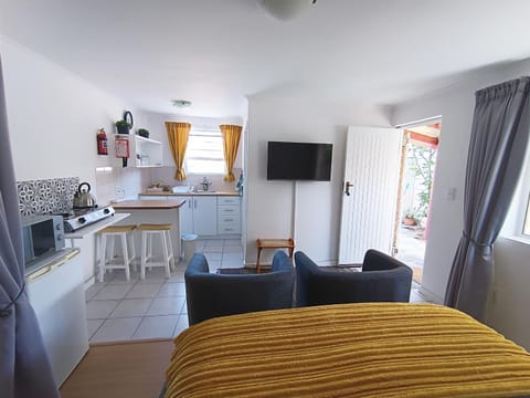Kitchen or kitchenette, Seating area, minibar