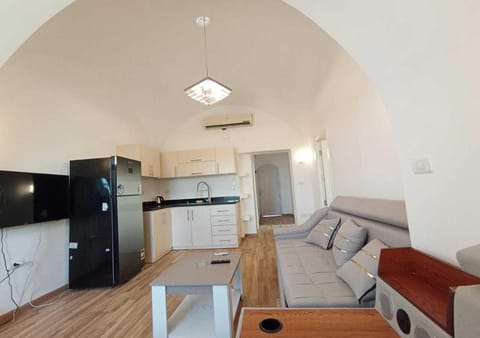 TV and multimedia, Kitchen or kitchenette, Living room, Seating area, Dining area, oven, air conditioner