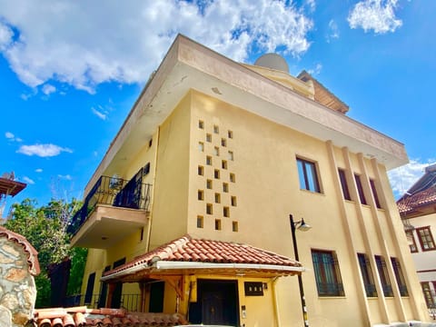 Property building, Facade/entrance, Day