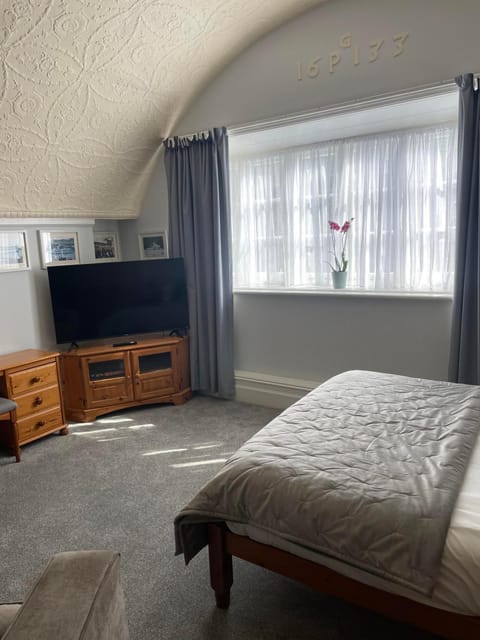 Communal lounge/ TV room, Bed, TV and multimedia, Bedroom