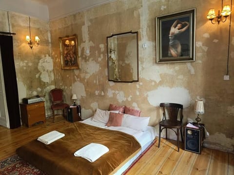 Bed, Living room, Photo of the whole room, Decorative detail, Bedroom