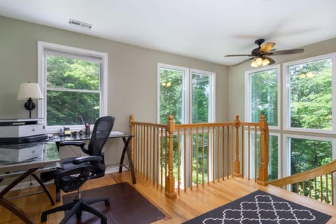 Angie's Mountain Overlook Hot Tub and Views! House in Fairview