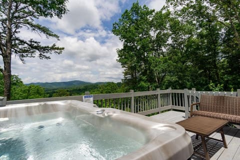 Angie's Mountain Overlook Hot Tub and Views! House in Fairview
