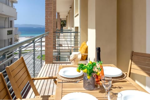 Natural landscape, View (from property/room), Balcony/Terrace, Dining area, Sea view