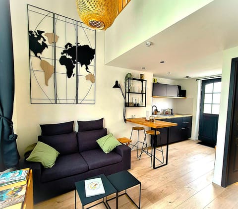 TV and multimedia, Kitchen or kitchenette, Living room, Decorative detail, Seating area, Dining area, Garden view, kitchen