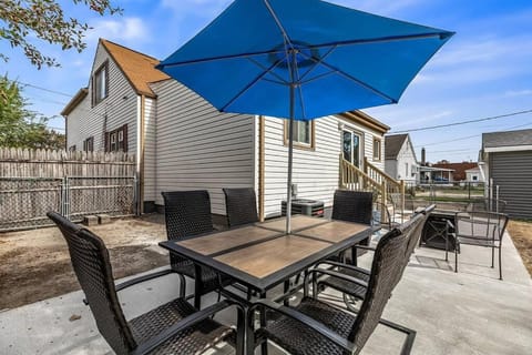 Spacious 3 Bedroom - Sleeps 8 - Central Location Apartment in Eastpointe