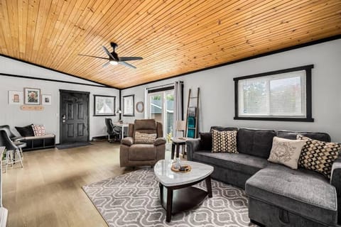 Spacious 3 Bedroom - Sleeps 8 - Central Location Apartment in Eastpointe