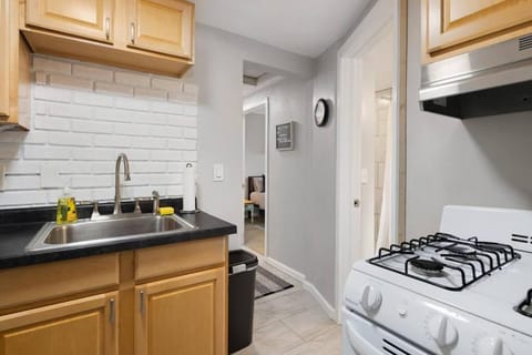 Great Location! 2BR - King Bed - Private Laundry Apartment in Eastpointe