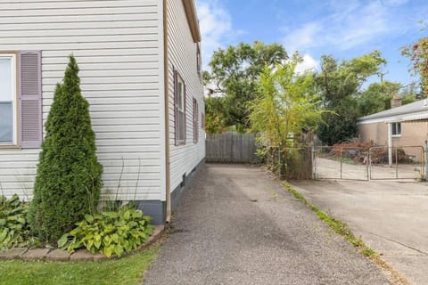 Great Location! 2BR - King Bed - Private Laundry Apartment in Eastpointe