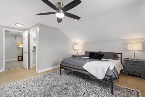 Great Location! 2BR - King Bed - Private Laundry Apartment in Eastpointe